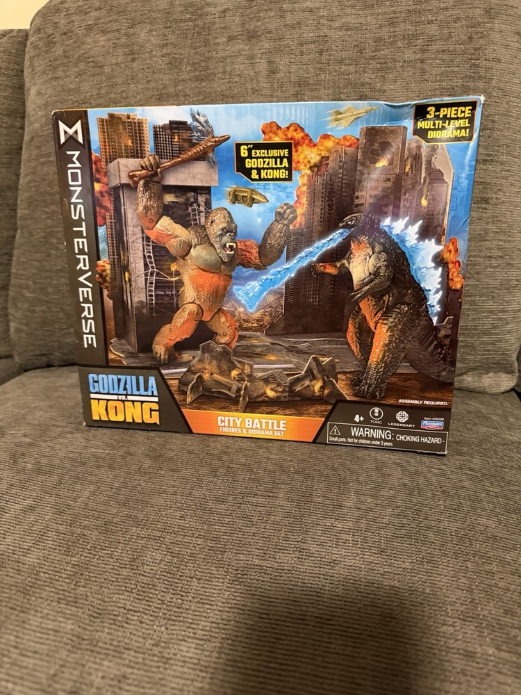 Monsterverse City Battle Godzilla vs Kong 6” Figures & Diorama Set Playmates NEW