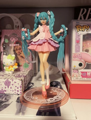 Hatsune Miku character model, PVC plastic collectible model, doll toy.