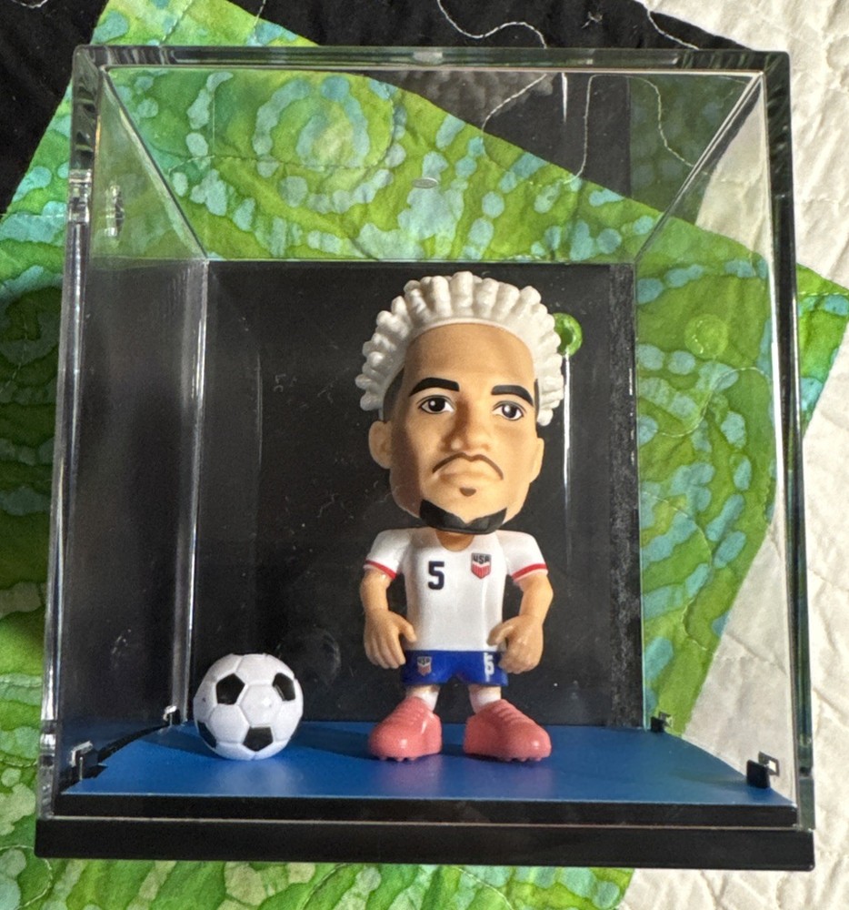 Zuru Ballers 2026 FIFA World Cup Fig. Antonee Robinson USA Plastic Case Display