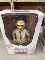 Leatherface The Texas Chainsaw Massacre Mezco MDS Mega Scale 15inch