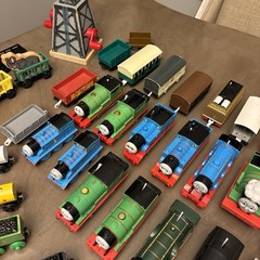HUGE LOT – 200 pieces THOMAS AND FRIENDS TRAINS Wood Die Cast Plastic toys