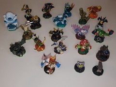 SKYLANDERS Spyro’s Adventure 21 Figures 22 Cards 15 Stickers Carry Case Bag Lot