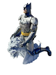 DC Super Alloy 1/6 Batman byJim Lee w/ Gargoyle Base + 2 Comics Pristine Figure