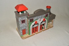Vintage Thomas Friends Wooden Railway SODOR FIRE STATION Lights Siren Truck Tank