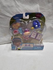 Disney Junior Doc McStuffins Toy HALLIE & Squeakers Action Figure Set Collect