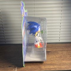 Sonic the Hedgehog 35th Anniversary Sonic 4in Figure w/ Green Emerald In Stock
