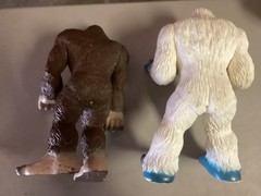 2015 Toys R Us 16 Inch Vinyl Rubber Yeti And Bigfoot Figures LOT Maidenhead