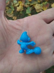 RARE OFFICIAL 1983 PEYO BLUE SMURF WITH SOCCER BALL MINI MICRO FIGURE TOY
