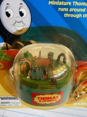 New 2000 Mini Thomas Train & Friends Pull Chain Thomas Races on Tracks Keychain