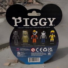 Piggy Frostiggy 3.5” Series 3 Action Figure Toys Roblox w/ DLC Exclusive Code