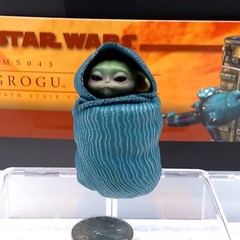 Hot Toys Star Wars 1/6 Mandalorian TMS043 Grogu action Figure Wrapped in Blanket