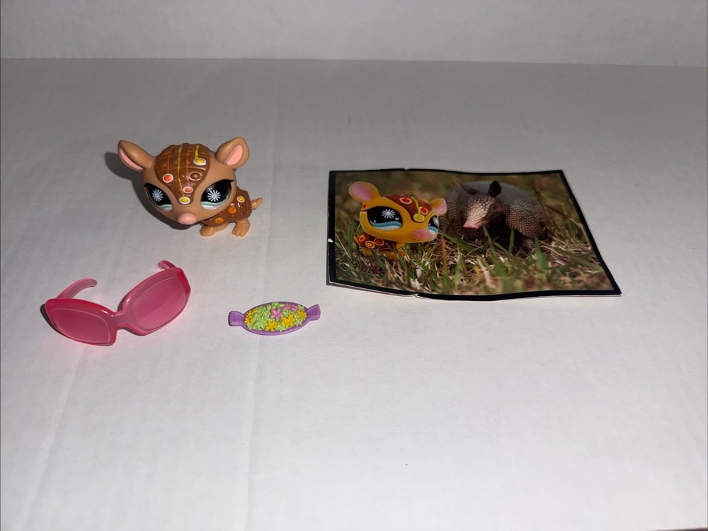 Littlest Pet Shop LPS #1007 – Authentic Postcard Pets – Tattoo Armadillo