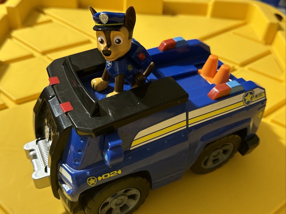 Paw Patrol Chase On a Roll Deluxe Police Cruiser Car Vehicle And Figure Toy