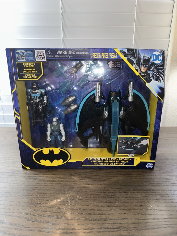 DC Comics Spin Master 4″ Batman Bat Tech Flyer with 2 Figures and 10 Accessories