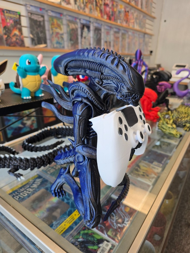 Xenomorph Figure, Holder For Video Game Controller