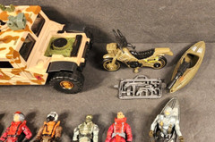 LOT OF 13 LARNARD CORPS VARIOUS YEARS 4″ LOOSE ACTION FIGURES WITH VEHICLES