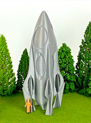 Futuristic Spaceship 6″ Tall – 3D Printed HO Scale, Shinny Metallic Appearance