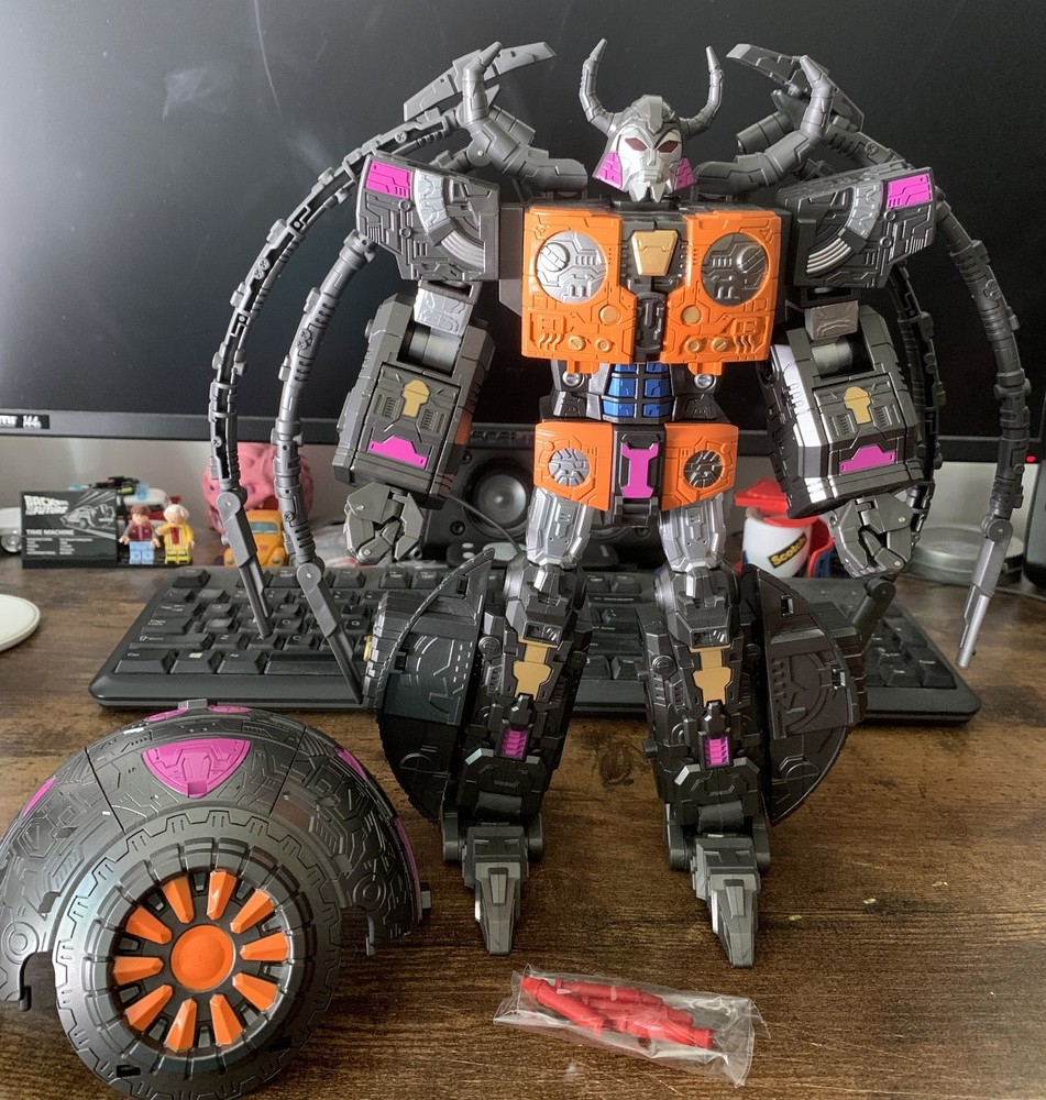 Transformers Model Series 2966-18B Armada Unicron – KO Unicron light up eyes!