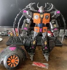 Transformers Model Series 2966-18B Armada Unicron – KO Unicron light up eyes!
