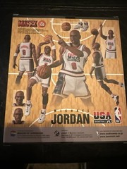 Medicom Toy MAFEX No. 132 – Michael Jordan (1992 Team USA) Collectible Figure