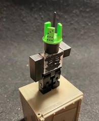 ROBLOX 1x1x1x1 Series 2 Figure with BOX Green Crown Black Sword NO CODE
