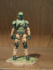 Jazwares World of Halo UNSC Marine with tan camouflage and Assault Rifle loose