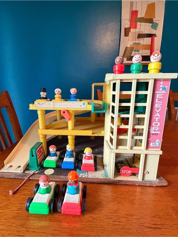 Vintage Little People 930 Parking Garage missing ramp gas spigot. 11 ppl 8 cars