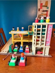 Vintage Little People 930 Parking Garage missing ramp gas spigot. 11 ppl 8 cars