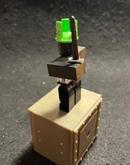 ROBLOX 1x1x1x1 Series 2 Figure with BOX Green Crown Black Sword NO CODE