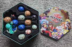 VTG BAKUGAN BATTLER BRAWLERS LOT OF 16 IN METAL TIN CASE 390G 500G 580G 480G
