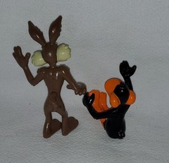 Vintage 1989 Warner Bros Wile E Coyote,Daffy Duck Charan Inc PVC Action Figures