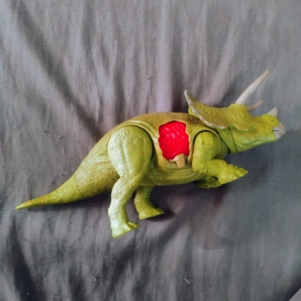 Jurassic World Battle Damage Triceratops Dinosaur Figure Dino Park 2018
