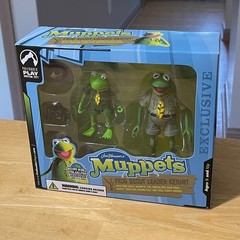 Muppets Palisades Exclusive Frog Scout Leader Scoutmaster Kermit Figure Green