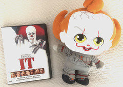 2025 IT Welcome to Derry 10″ PENNYWISE Plush Doll w/ DVD Snapback