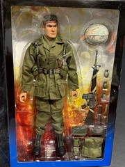 Platoon Action Figure – Charlie Sheen as Pvt. Chris Taylor 12” – Sideshow Toy