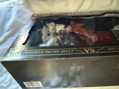 Transformers Street Fighter II x Optimus Prime Ryu vs Megatron M. Bison