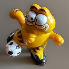 Vintage Garfield With Soccer Ball Figure 2 1/2″ PVC / Rubber Like Material