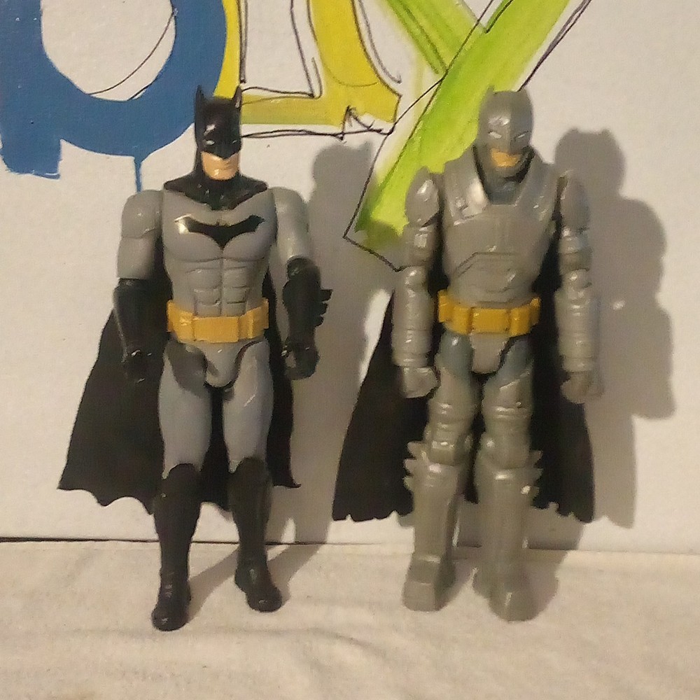 Batman Action Figure Lot of 2 Plastic Gray Black Yellow Capes Included