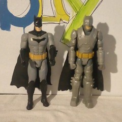 Batman Action Figure Lot of 2 Plastic Gray Black Yellow Capes Included