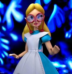 Disney Ultimates Alice in Wonderland Alice 7-Inch Scale Action Figure