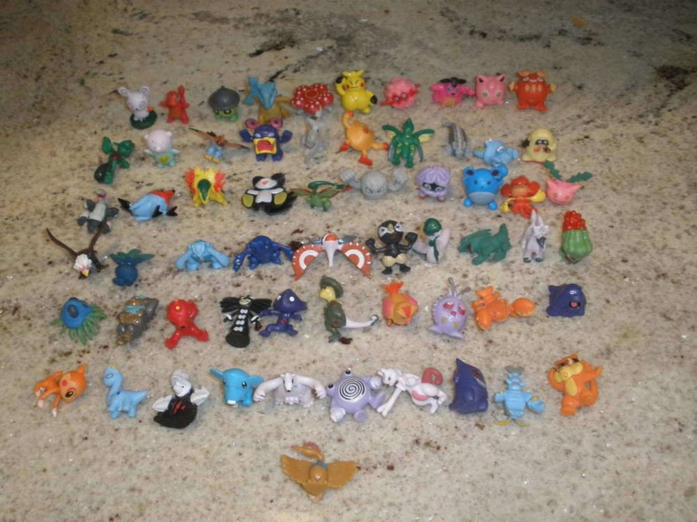 HUGE LOT OF 61 MINI POKEMON FIGURES (T125)