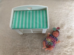 Mini Brands My Mini Baby Series 1 – Baby in Romper / Green Changing Table