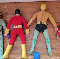 Lot of (14) vintage MEGO figures , solid bodies and accessories – DC, Star Trek+