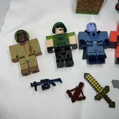 6 R0BL0X Toys Action Mini Figures With One Block And Some Weapons