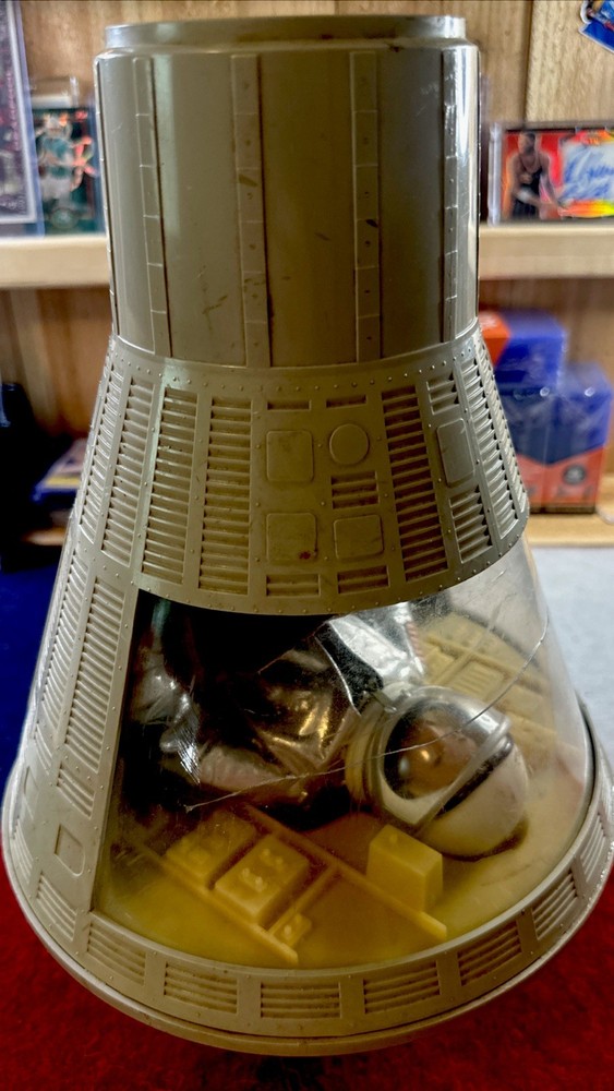 Vintage 1966. Hasbro G.I Joe Official space Capsule Authentic Space Suit USA