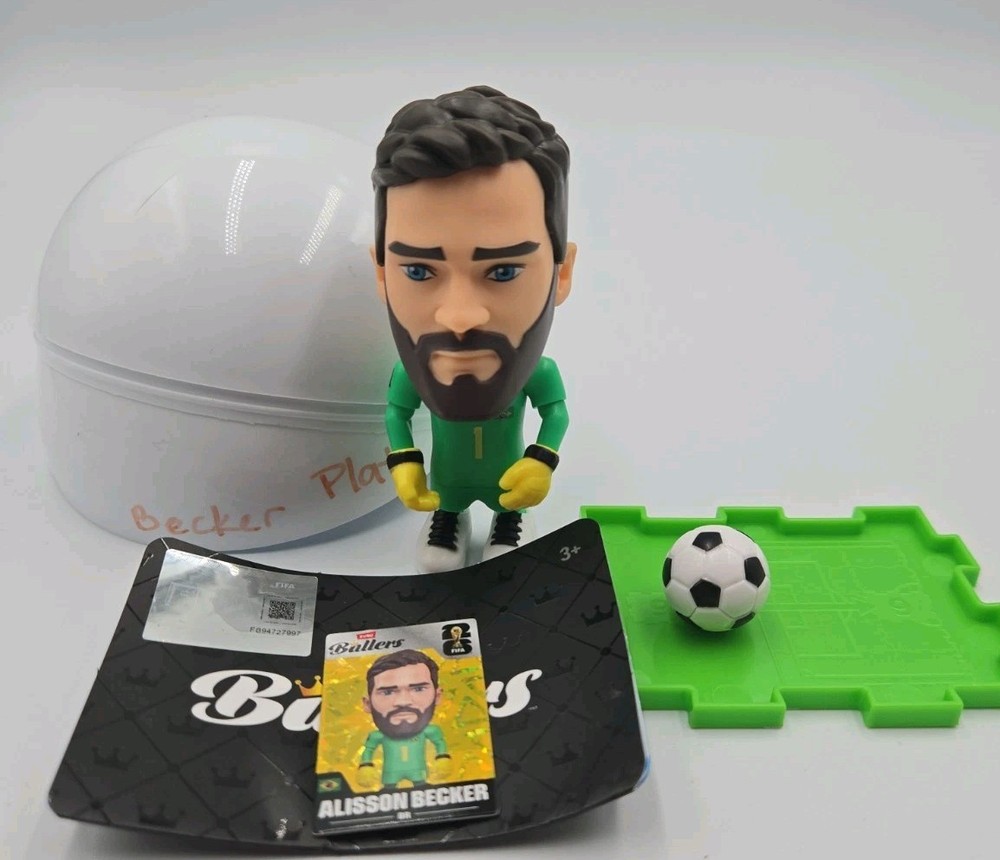 Zuru Ballers World Cup FIFA 2026 Figurine Alisson Becker #1 Brazil Field Plate 4