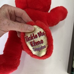Sesame Street Tickle Me Elmo Surprise 13″ Talking Plush 2000 Fisher Price