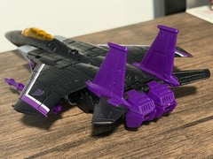 Transformers War for Cybertron: Earthrise Voyager Skywarp and…