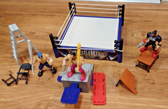 WWE Knuckle Crunchers RING “Wrestlemania goes Hollywood” Not Complete Toy Used