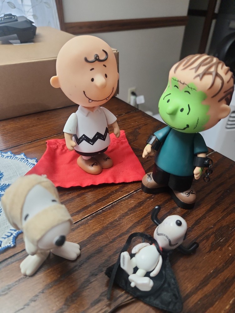 Peanuts Its The Great Pumpkin Charlie Brown Snoopy Linus Schroeder Figure Lot